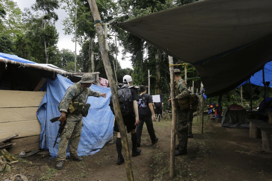 Fotografía que muestra un campamento en medio de un operativo este sábado en plena selva del Darién Fotografía que muestra un campamento en medio de un operativo este sábado en plena selva del Darién