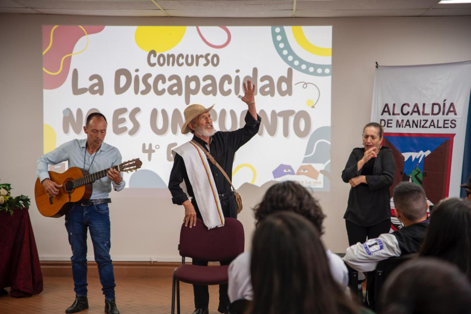 Durante la presentación algunos participantes de ediciones anteriores realizaron declamaciones de sus escritos. Durante la presentación algunos participantes de ediciones anteriores realizaron declamaciones de sus escritos.