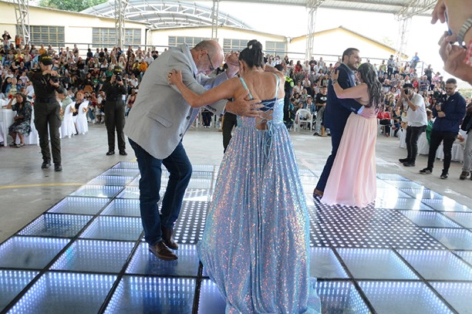 El gobernador de Caldas, Henry Gutiérrez, intentó e intentó coger el paso al vals con el que se celebró la fiesta de 15 a 140 adultas mayores de Neira. Dificultades para coger el paso Foto|Freddy Arango|LA PATRIA