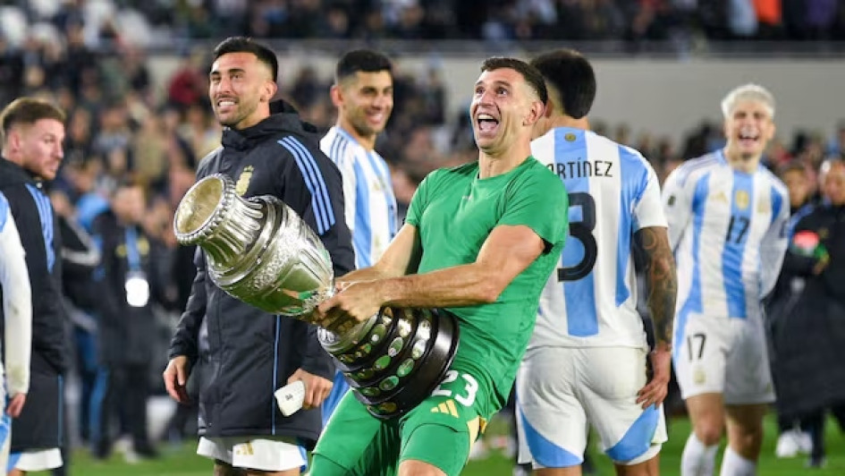 Emiliano 'Dibu' Martínez, arquero de Argentina, fue sancionado por gestos obscenos como el de la foto y por agredir a un camarógrafo. Emiliano 'Dibu' Martínez, arquero de Argentina, fue sancionado por gestos obscenos como el de la foto y por agredir a un camarógrafo.