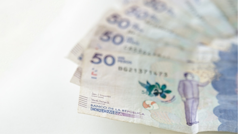 En-que-bancos-se-puede-pagar-el-impuesto-vehicular Mano sosteniendo billetes de 50 mil pesos colombianos