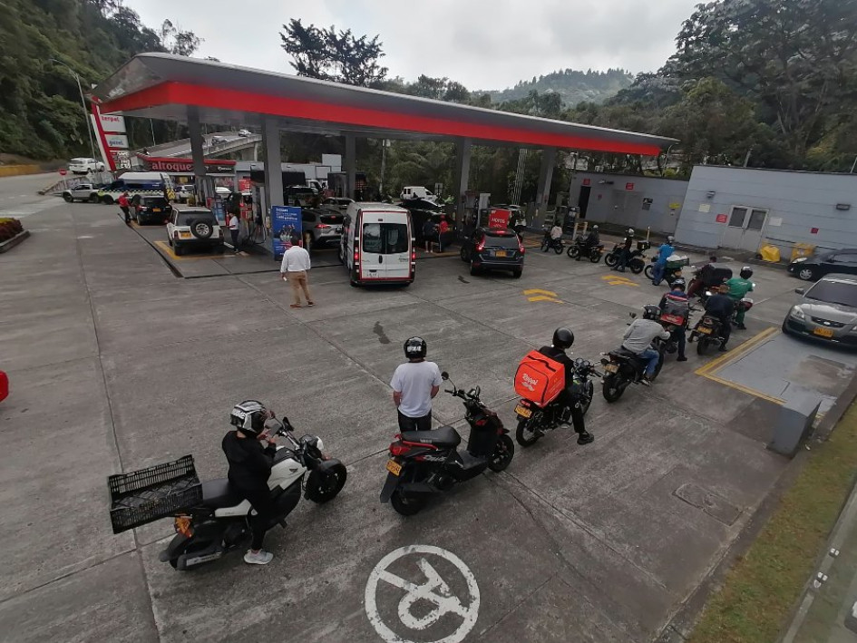 La estación de servicio de La Plazuela en la Avenida Kevin Ángel de Manizales. La estación de servicio de La Plazuela en la Avenida Kevin Ángel de Manizales.