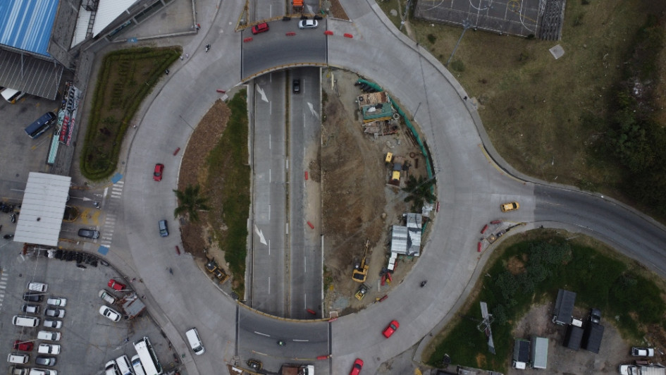 Las obras del intercambiador vial de Los Cámbulos han sobrevivido un año más de lo pronosticado por el Invías. La construcción se iba a entregar en septiembre del 2023. Un año después siguen los trabajos, con la promesa de que este mes se entregará lo que falta, luego de una serie de aplazamientos. Así se ven distintos tramos. Las obras del intercambiador vial de Los Cámbulos han sobrevivido un año más de lo pronosticado por el Invías. La construcción se iba a entregar en septiembre del 2023. Un año después siguen los trabajos, con la promesa de que este mes se entregará lo que falta, luego de una serie de aplazamientos. Así se ven distintos tramos.