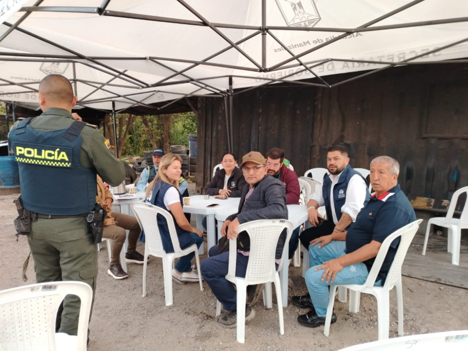 Camioneros empezaron este viernes a limpiar y a organizar el espacio donde se habían ubicado en el sector de Maltería, en Manizales. Camioneros empezaron este viernes a limpiar y a organizar el espacio donde se habían ubicado en el sector de Maltería, en Manizales.