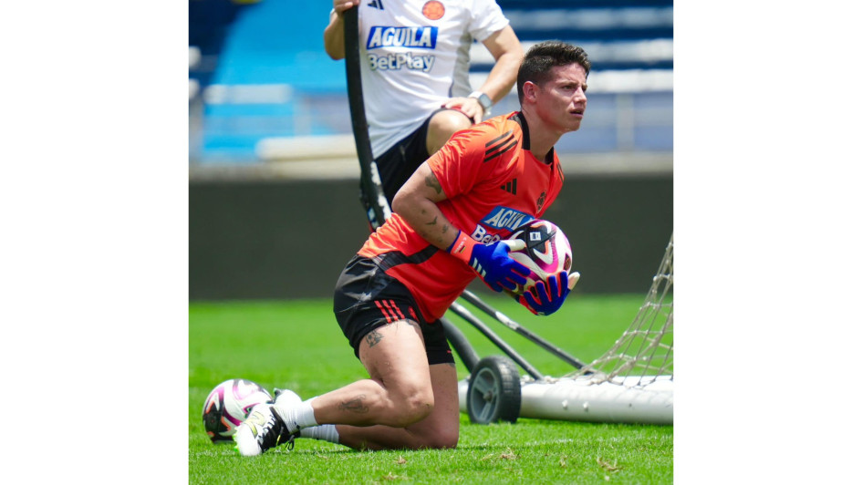 Durante el entrenamiento de este lunes, el capitán de la selección Colombia, James Rodríguez, jugó como portero. Durante el entrenamiento de este lunes, el capitán de la selección Colombia, James Rodríguez, jugó como portero.