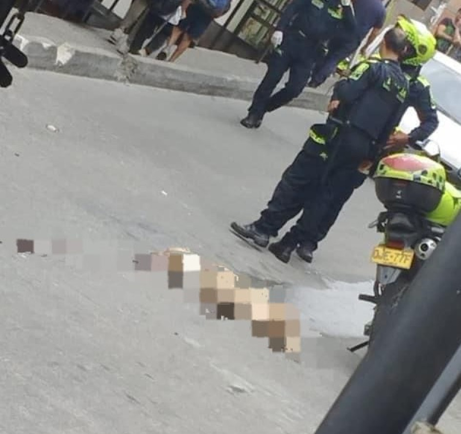 Un perro resultó muerto durante un enfrentamiento entre la Policía y un sujeto en alto grado de exaltación. Un perro resultó muerto durante un enfrentamiento entre la Policía y un sujeto en alto grado de exaltación.