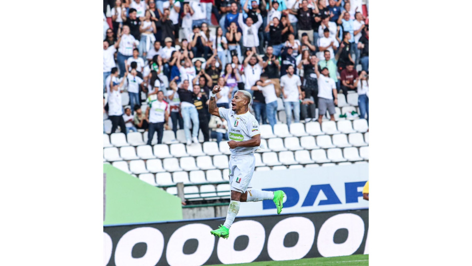 Michael Barrios celebró el cuarto gol del Once Caldas en la victoria contra el Deportivo Cali en Manizales. Michael Barrios celebró el cuarto gol del Once Caldas en la victoria contra el Deportivo Cali en Manizales.