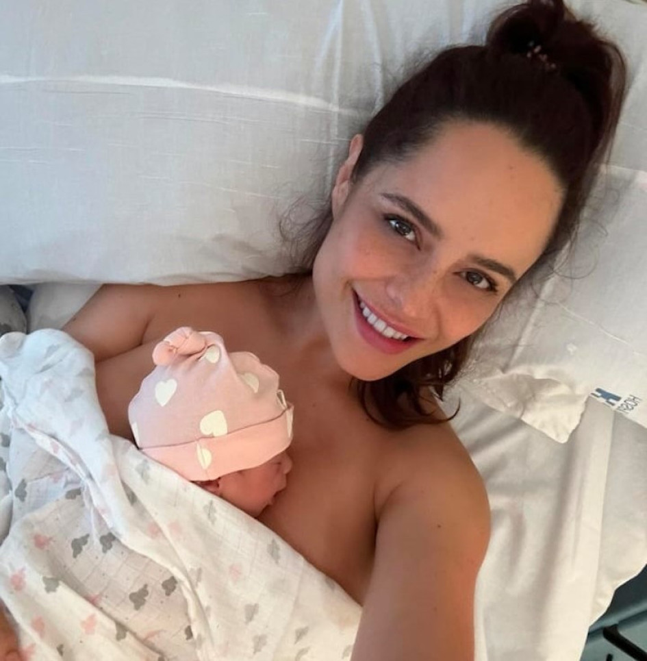 La actriz Ana Lucía Domínguez se tomó una selfie con la pequeña, tras el trabajo de parto. La actriz Ana Lucía Domínguez se tomó una selfie con la pequeña, tras el trabajo de parto.