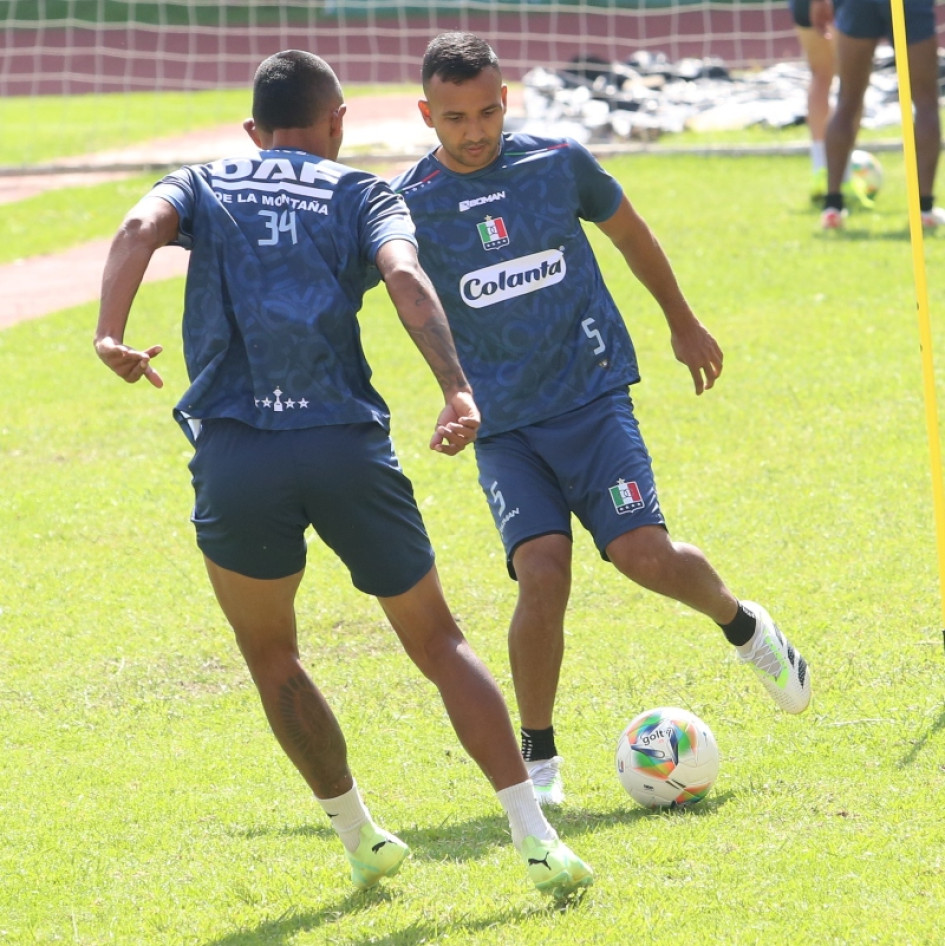 Iván Rojas (de frente) y Jorge Cardona (de espaldas), titulares mañana con el Once Caldas ante Millonarios. Once Caldas