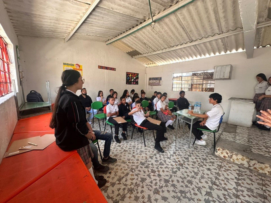 Los participantes se dividieron en grupos por salones para dialogar sobre los temas. Los participantes se dividieron en grupos por salones para dialogar sobre los temas.