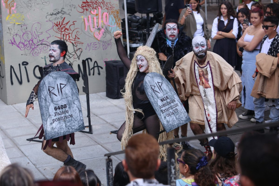 Clowns de Shakespeare, compañía brasileña, presentó ayer su obra Ubú, lo bueno debe de continuar. Se vuelven a presentar mañana. Clowns de Shakespeare, compañía brasileña, presentó ayer su obra Ubú, lo bueno debe de continuar. Se vuelven a presentar mañana.