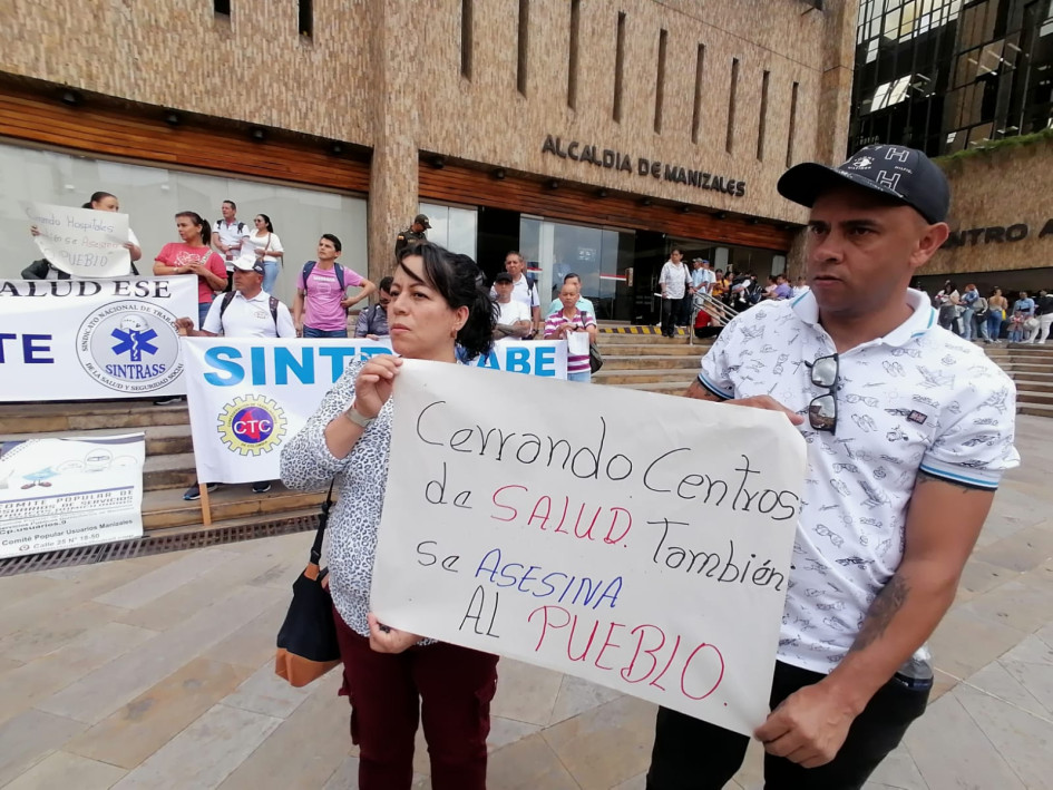 Alrededor de 50 personas se dieron cita en la plazoleta de la Alcaldía para protestar contra la eventual fusión de Assbasalud y el Hospital San Isidro. Alrededor de 50 personas se dieron cita en la plazoleta de la Alcaldía para protestar contra la eventual fusión de Assbasalud y el Hospital San Isidro.