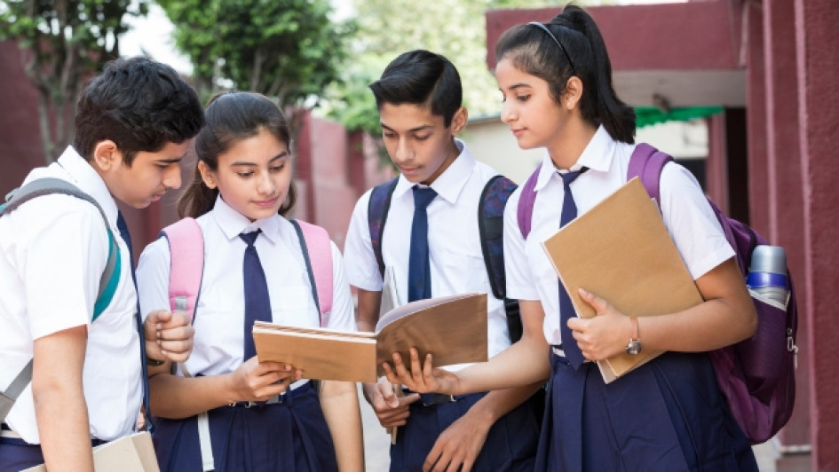 Que-es-el-manual-de-convivencia Estudiantes de colegio mirando un libro