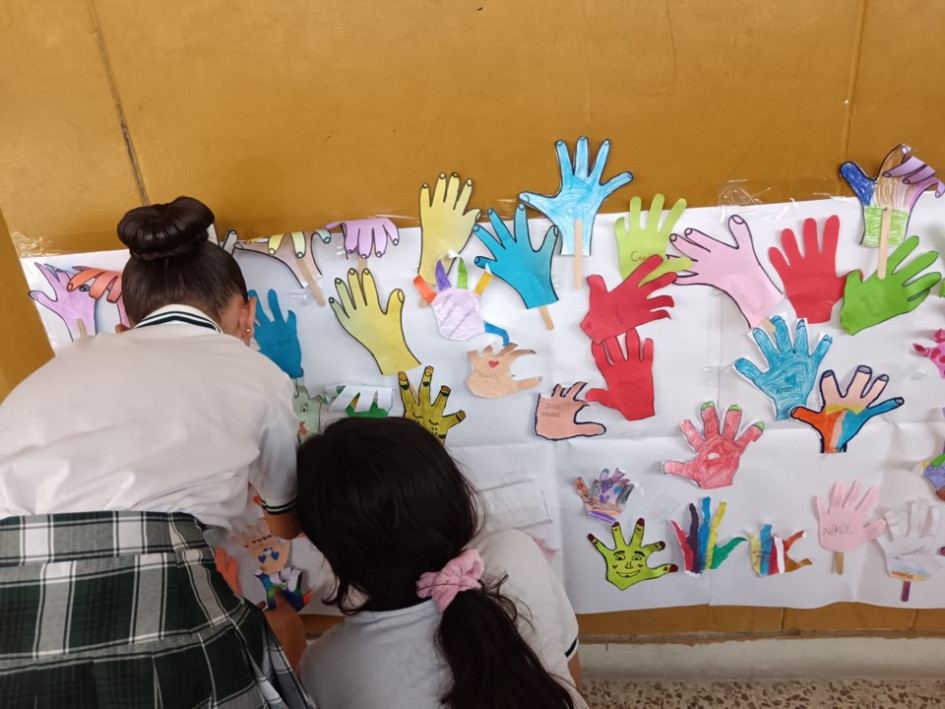 La semana de la inclusión y la diversidad en La Dorada contó con actividades pedagógicas. Niños pintan sus manos en un mural.