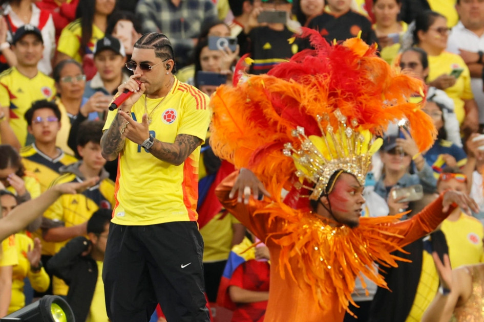 El artista colombiano Ryan Castro (i) se presenta en la inauguración de la Copa Mundial Femenina sub-20 este sábado, antes del partido del grupo A entre las selecciones de Colombia y Australia en el estadio El Campín en Bogotá (Colombia). EFE/ Mauricio Dueñas Castañeda El artista colombiano Ryan Castro (i) se presenta en la inauguración de la Copa Mundial Femenina sub-20 este sábado, antes del partido del grupo A entre las selecciones de Colombia y Australia en el estadio El Campín en Bogotá (Colombia). EFE/ Mauricio Dueñas Castañeda