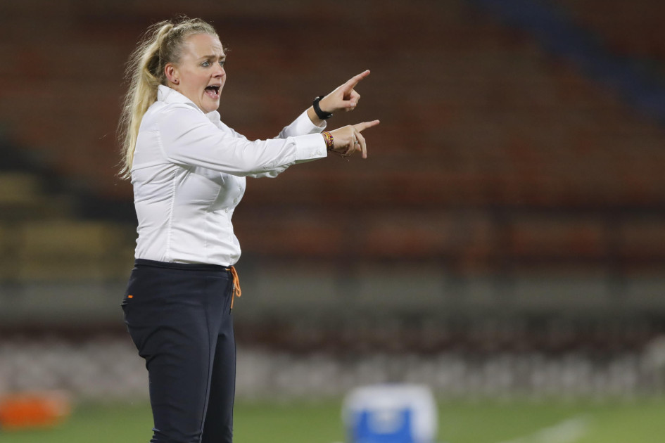 La seleccionadora Roos Kwakkenbos de Países Bajos en el partido de los octavos de final de la Copa Mundial Femenina sub-20. La seleccionadora Roos Kwakkenbos de Países Bajos en el partido de los octavos de final de la Copa Mundial Femenina sub-20.