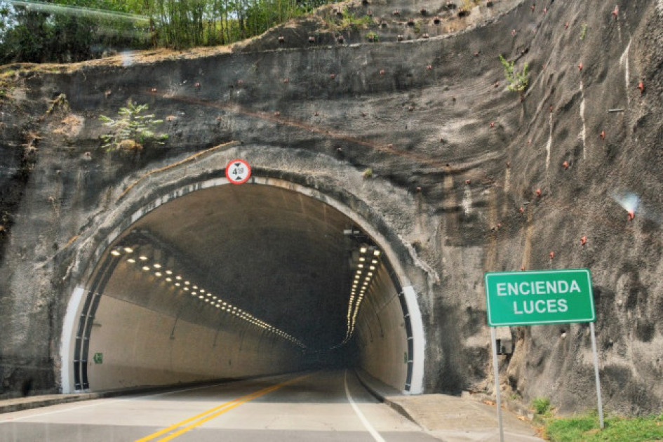 El túnel de Irra, inaugurado en el 2019, está ubicado en la vía que conecta a Manizales con los municipios del alto occidente de Caldas y con Antioquia. El túnel de Irra, inaugurado en el 2019, está ubicado en la vía que conecta a Manizales con los municipios del alto occidente de Caldas y con Antioquia.