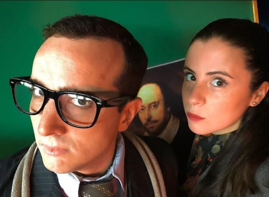 La obra Romeo y Julieta de Bolsillo es un análisis de la obra literaria actuada por dos actores en escena. La obra Romeo y Julieta de Bolsillo es un análisis de la obra literaria actuada por dos actores en escena.