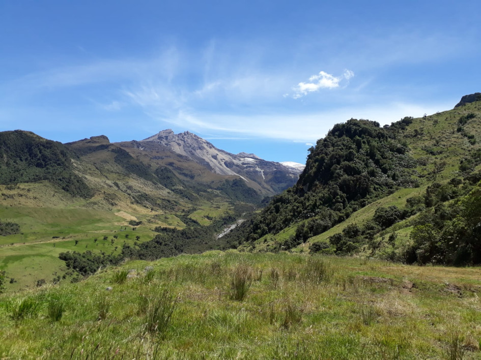 En la foto, el valle de las Nereidas, donde la Chec adelanta un proyecto de exploración de geotermia. Esta fuente de energía podría abastecer una ciudad como Manizales. Además, Caldas ya se adentra en el estudio de hidrógenos verde y blanco, combustibles con potencial a largo plazo, según expertos. En la foto, el valle de las Nereidas, donde la Chec adelanta un proyecto de exploración de geotermia. Esta fuente de energía podría abastecer una ciudad como Manizales. Además, Caldas ya se adentra en el estudio de hidrógenos verde y blanco, combustibles con potencial a largo plazo, según expertos.