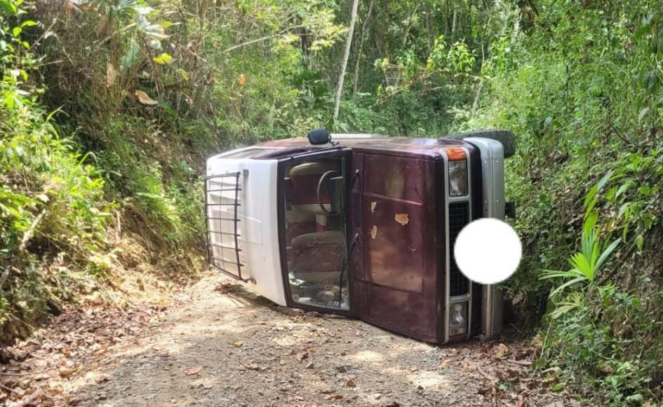 El conductor de una camioneta resultó lesionado tras volcarse en San José. El conductor de una camioneta resultó lesionado tras volcarse en San José.
