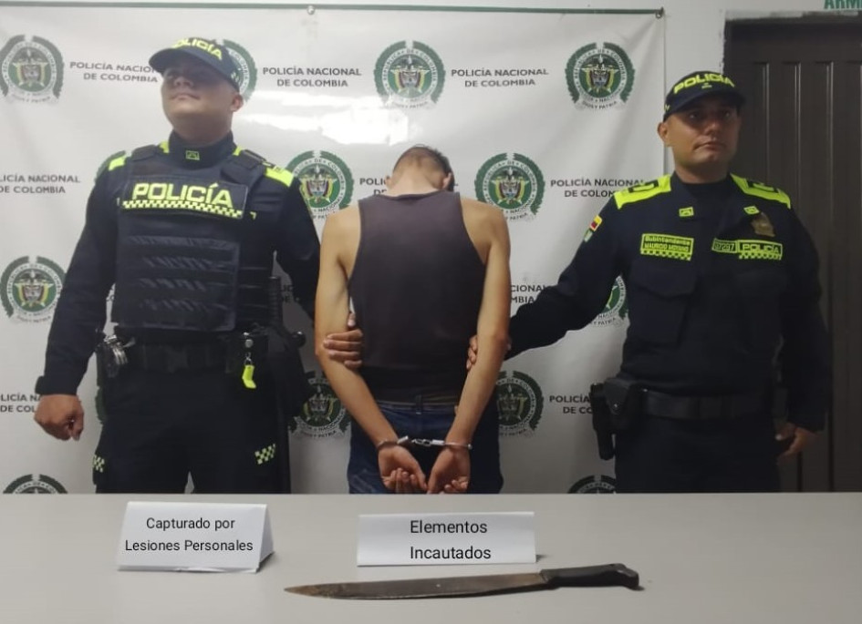 El joven le provocó una herida en la cabeza al adulto mayor. El joven le provocó una herida en la cabeza al adulto mayor.