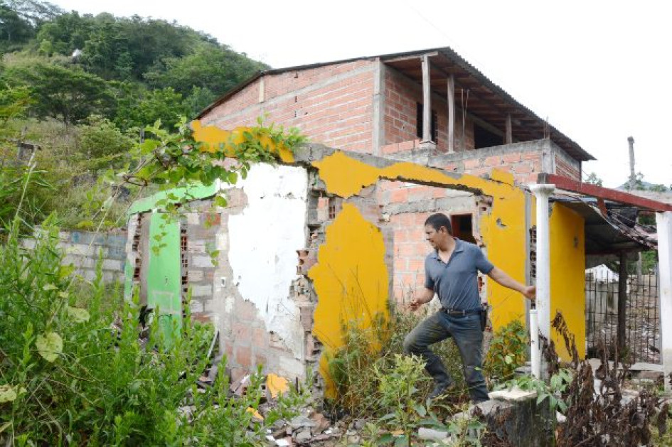 Ocho casas, ubicadas al pie de una montaña inestable, y otras 27 cerca de allí, están en zona de riesgo y pendientes de reubicación. Ocho casas, ubicadas al pie de una montaña inestable, y otras 27 cerca de allí, están en zona de riesgo y pendientes de reubicación.