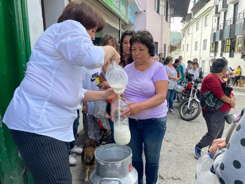 Ganaderos de Aranzazu (Caldas) regalaron este jueves, 5 de septiembre, 140 litros de leche a la comunidad. Ganaderos de Aranzazu (Caldas) regalaron este jueves, 5 de septiembre, 140 litros de leche a la comunidad.