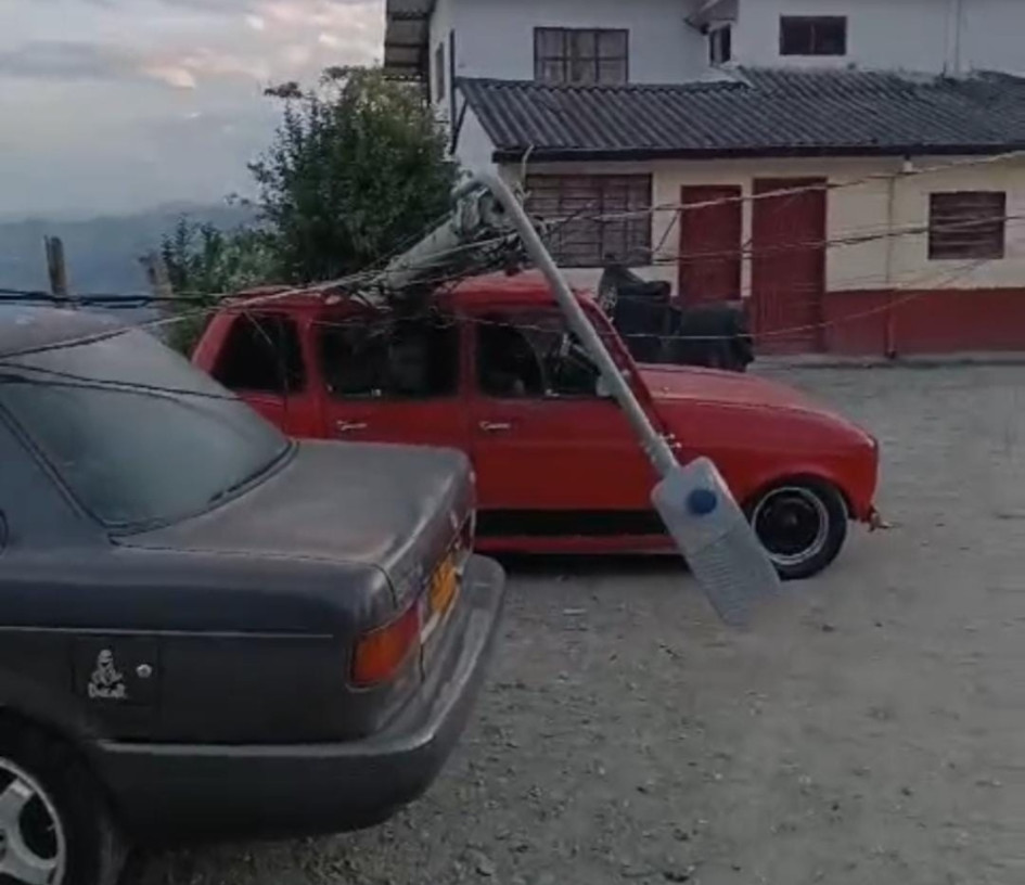 Este carro rojo se vio afectado con la caída de un poste. Este carro rojo se vio afectado con la caída de un poste.