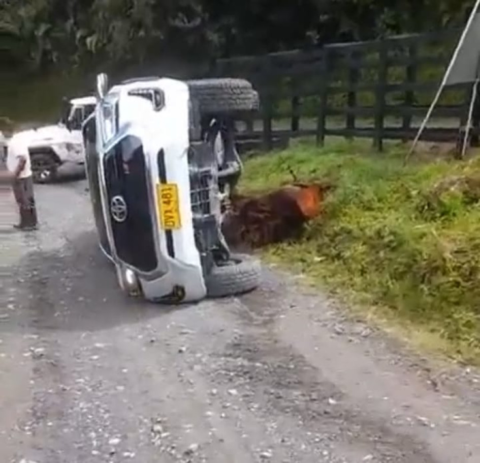 El carro chocó contra un automóvil y luego se volcó en la vía a Marquetalia. El carro chocó contra un automóvil y luego se volcó en la vía a Marquetalia.