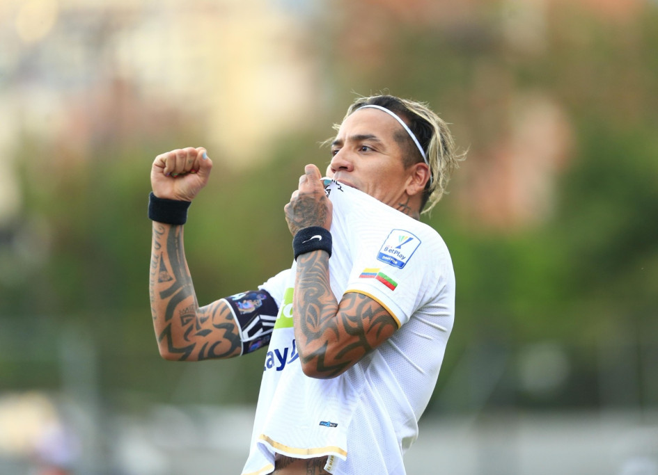 El goleador Dayro Moreno besa el escudo del Once Caldas después de marcar el gol de la victoria ante Envigado. El Blanco es líder del Campeonato con 26 puntos. El goleador Dayro Moreno besa el escudo del Once Caldas después de marcar el gol de la victoria ante Envigado. El Blanco es líder del Campeonato con 26 puntos.