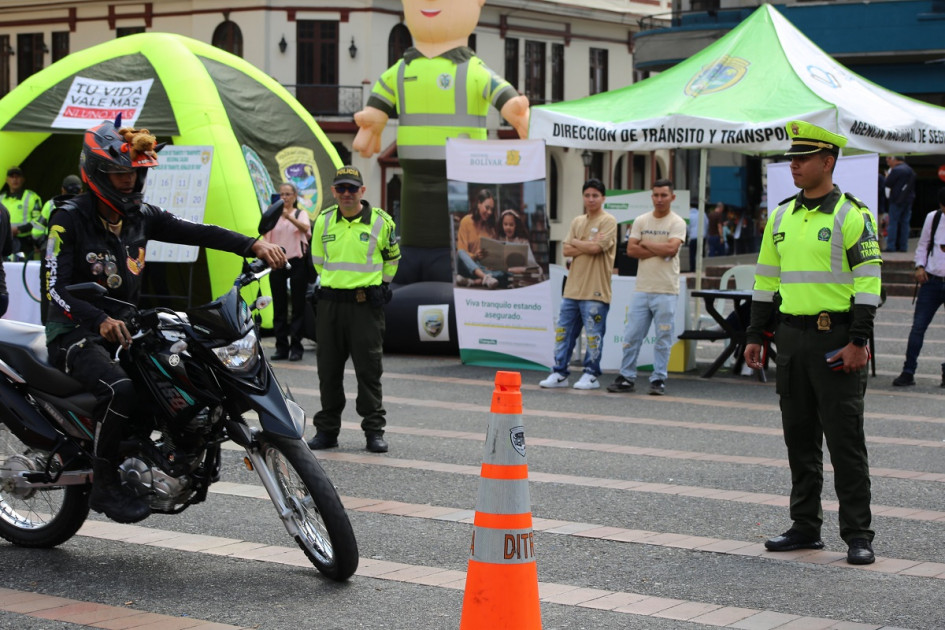 En el evento, los asistentes presenciaron exhibiciones de pericia y destreza en la conducción. En el evento, los asistentes presenciaron exhibiciones de pericia y destreza en la conducción.