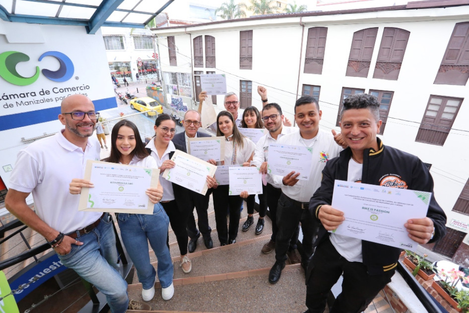 Ellos son 9 de los 11 empresarios caldenses que obtuvieron la certificación verde con el programa Green Pymes Alliance. No está Exporloofah. Y Sanbahoo es la undécima empresa, pero no estuvo presente en la jornada. Ellos son 9 de los 11 empresarios caldenses que obtuvieron la certificación verde con el programa Green Pymes Alliance. No está Exporloofah. Y Sanbahoo es la undécima empresa, pero no estuvo presente en la jornada.