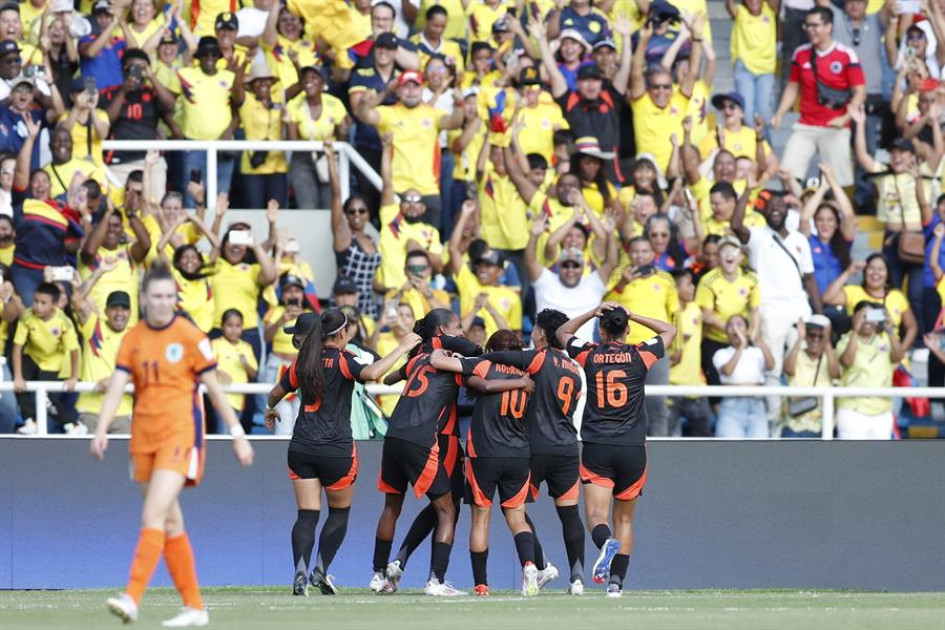 Jugadoras de Colombia celebran un gol de Karla Torres Jugadoras de Colombia celebran un gol de Karla Torres