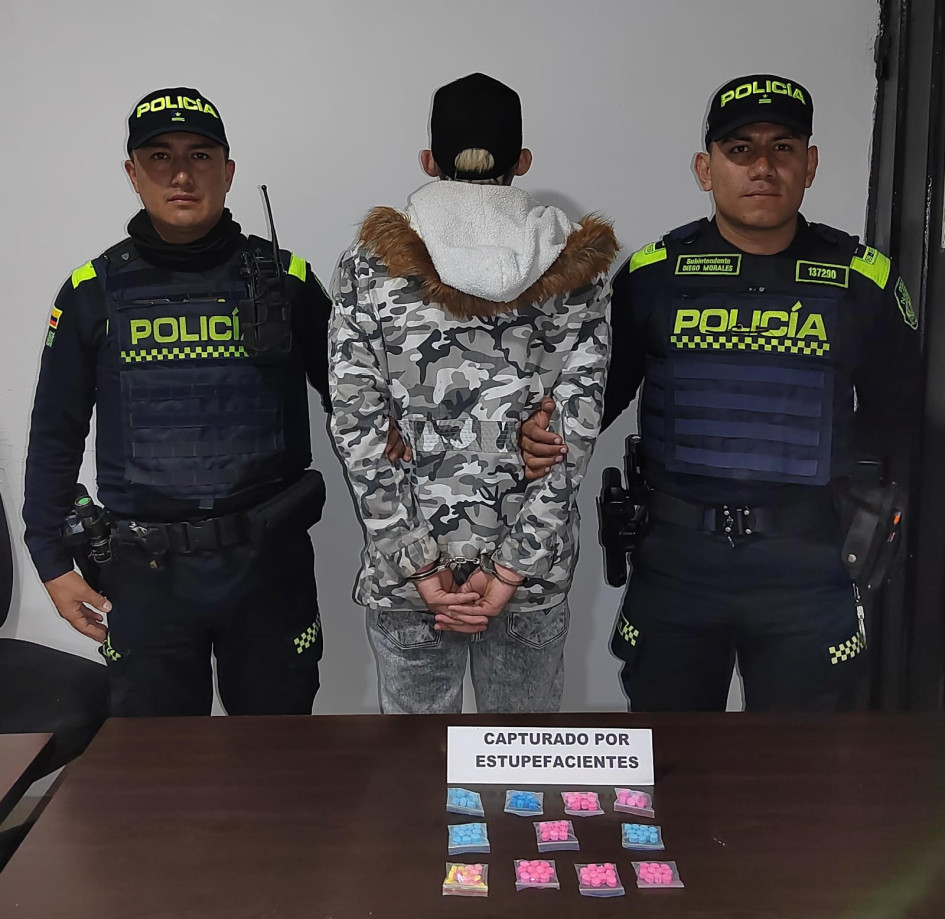 El ciudadano escondía la droga en un canguro y lo sorprendieron mientras transitaba por Villa Carmenza. El ciudadano escondía la droga en un canguro y lo sorprendieron mientras transitaba por Villa Carmenza.