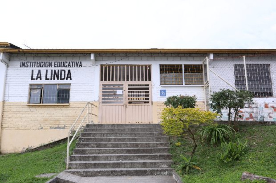 Esta es la sede de la Institución Educativa de La Linda, en la comuna Atardeceres, donde funciona la Corregiduría del corregimiento La Cristalina. Esta es la sede de la Institución Educativa de La Linda, en la comuna Atardeceres, donde funciona la Corregiduría del corregimiento La Cristalina.
