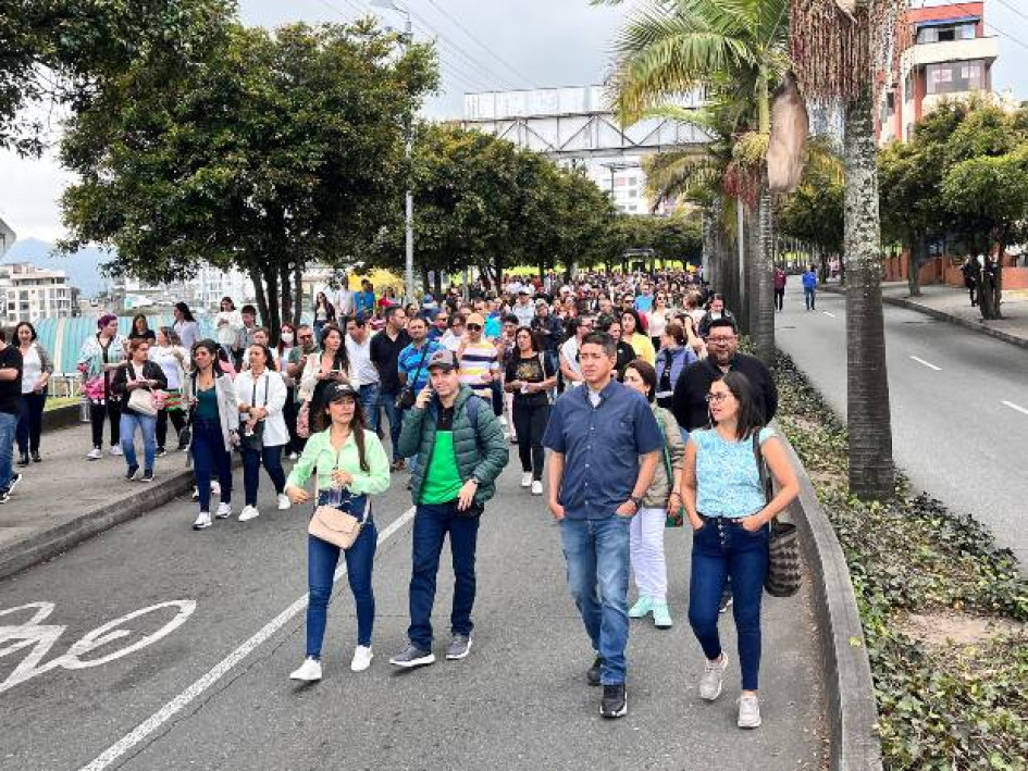 Hoy la marcha de educadores de Caldas fue desde el sector de El Cable hasta las oficinas del Fomag, en el barrio Palermo. Hoy la marcha de educadores de Caldas fue desde el sector de El Cable hasta las oficinas del Fomag, en el barrio Palermo.