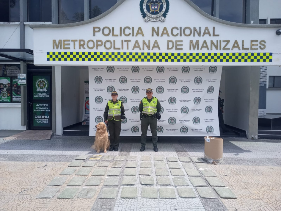 La perra detectó la caneca con marihuana en la Terminal de Transportes de Manizales. La perra detectó la caneca con marihuana en la Terminal de Transportes de Manizales.