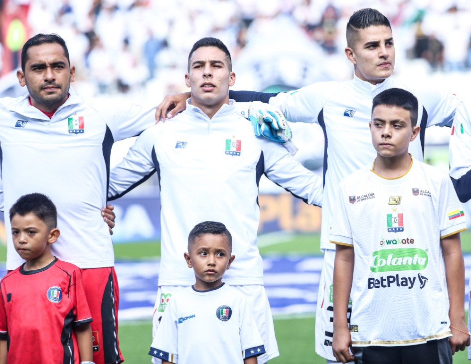 Santiago García Salazar (c), en los actos protocolarios del partido Once Caldas - Deportivo Cali, luego de que Mateo García le cumpliera el sueño de salir con él al terreno de juego. Santiago García Salazar (c), en los actos protocolarios del partido Once Caldas - Deportivo Cali, luego de que Mateo García le cumpliera el sueño de salir con él al terreno de juego.
