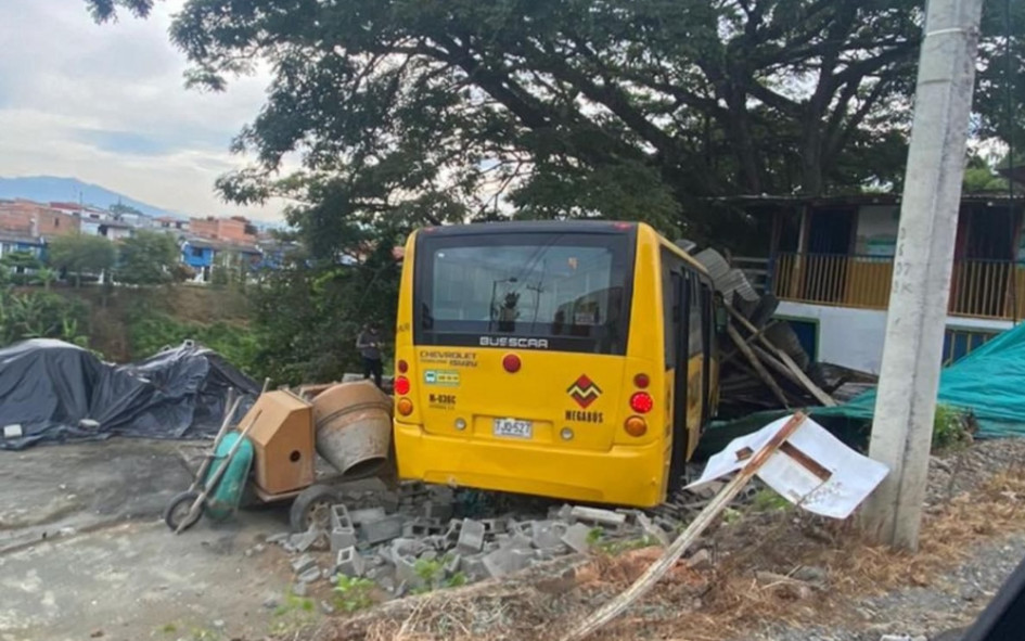 Alimentador de Megabús choca contra vivienda en la vía a Altagracia. Alimentador de Megabús choca contra vivienda en la vía a Altagracia.