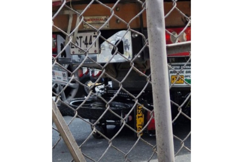 Aquí quedó la moto debajo de la camioneta. Aquí quedó la moto debajo de la camioneta.
