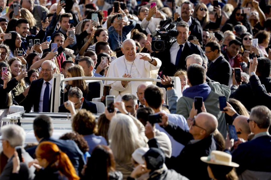 El papa Francisco saluda a los fieles durante la Audiencia General semanal en la Plaza de San Pedro, Ciudad del Vaticano. El papa Francisco saluda a los fieles durante la Audiencia General semanal en la Plaza de San Pedro, Ciudad del Vaticano.