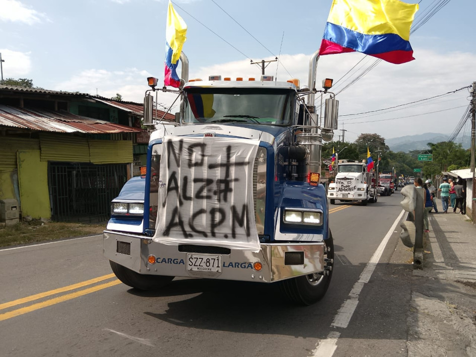 El paro camionero bloquea la entrada a Chinchiná (Caldas). Los conductores se movilizaran por las calles del municipio. El paro camionero bloquea la entrada a Chinchiná (Caldas). Los conductores se movilizaran por las calles del municipio.