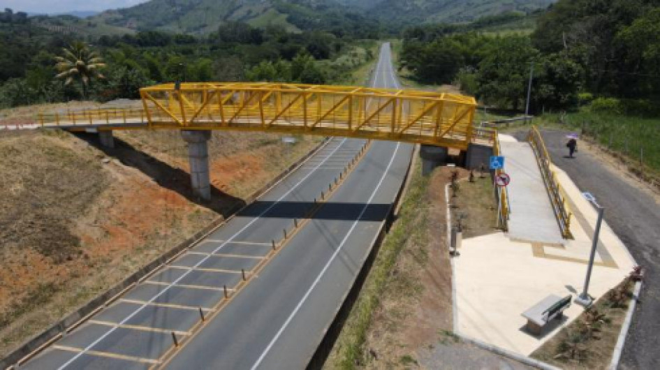 Así quedó el puente peatonal en Calle Larga, en Risaralda (Caldas). Así quedó el puente peatonal en Calle Larga, en Risaralda (Caldas).