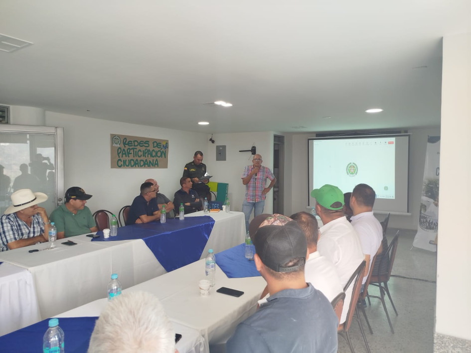 Cerca de 30 líderes se reunieron con la Policía para hablar de logros e inquietudes. Cerca de 30 líderes se reunieron con la Policía para hablar de logros e inquietudes.