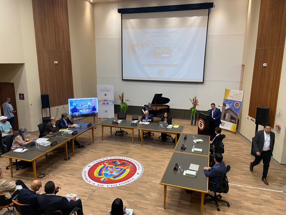 Los magistrados de la Corte Constitucional en el Centro Cultural Universitario Rogelio Salmona de la Universidad de Caldas.