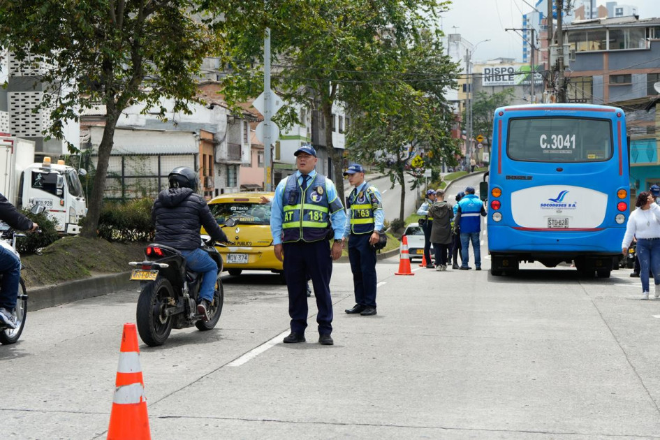 Los agentes ayudaron al motociclista lesionado tras sufrir la caída. Los agentes ayudaron al motociclista lesionado tras sufrir la caída.