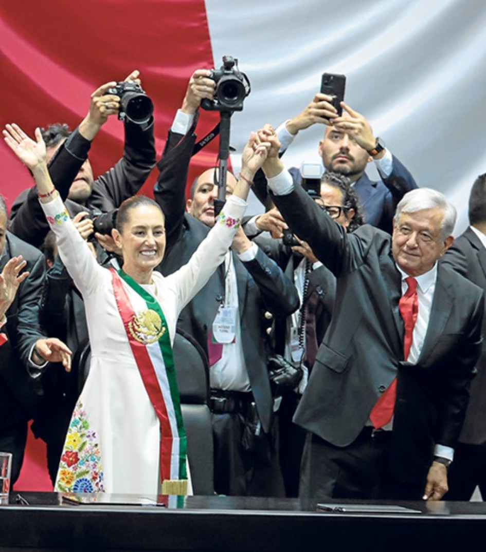 Pese al protagonismo de la presidenta Sheinbaum, la figura del ya exmandatario López Obrador tuvo gran relevancia durante todo el evento desde que llegó al recinto y fue recibido con el clásico cántico “es un honor estar con Obrador”. Pese al protagonismo de la presidenta Sheinbaum, la figura del ya exmandatario López Obrador tuvo gran relevancia durante todo el evento desde que llegó al recinto y fue recibido con el clásico cántico “es un honor estar con Obrador”.