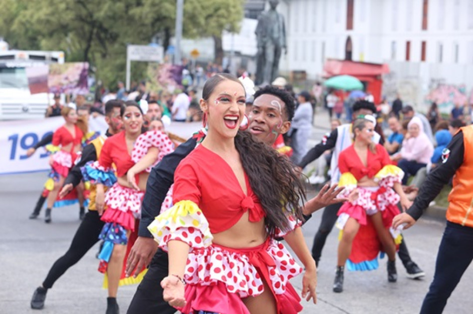 El desfile se convirtió en todo una fiesta con los diferentes bailes típicos de la región y el país. El desfile se convirtió en todo una fiesta con los diferentes bailes típicos de la región y el país.