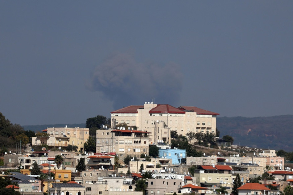 Ataque aéreo israelí contra una aldea en el sur del Líbano, visto desde el lado israelí de la frontera, al norte de Israel. El Ejército israelí informó que aproximadamente 115 proyectiles disparados por Hezbolá han cruzado desde el Líbano hasta la zona de Israel. Ataque aéreo israelí contra una aldea en el sur del Líbano, visto desde el lado israelí de la frontera, al norte de Israel. El Ejército israelí informó que aproximadamente 115 proyectiles disparados por Hezbolá han cruzado desde el Líbano hasta la zona de Israel.