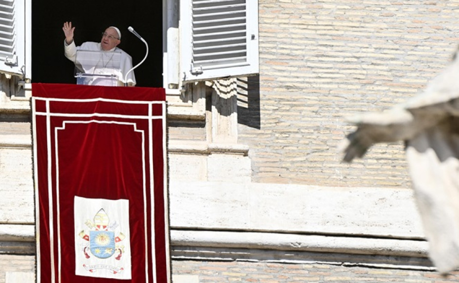 El Papa Francisco dirige la oración del Ángelus desde su ventana en la plaza de San Pedro, en el Vaticano.